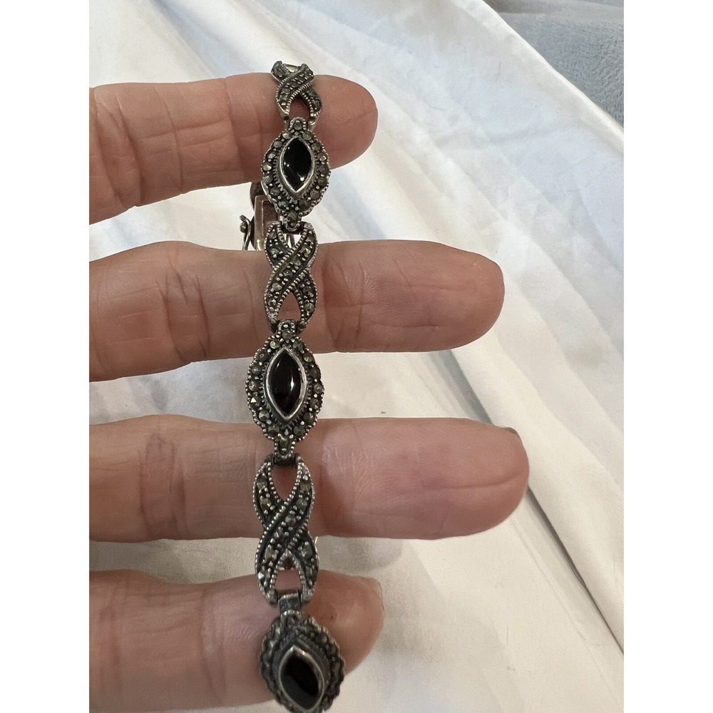 A vintage sterling silver marcasite onyx bracelet 7.5"